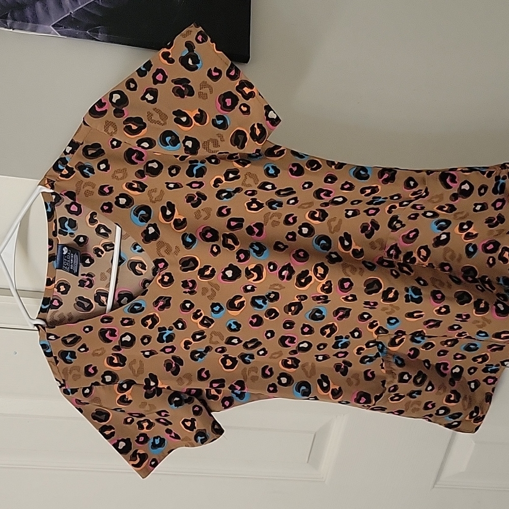 Xs Zoe and Chloe scrub top